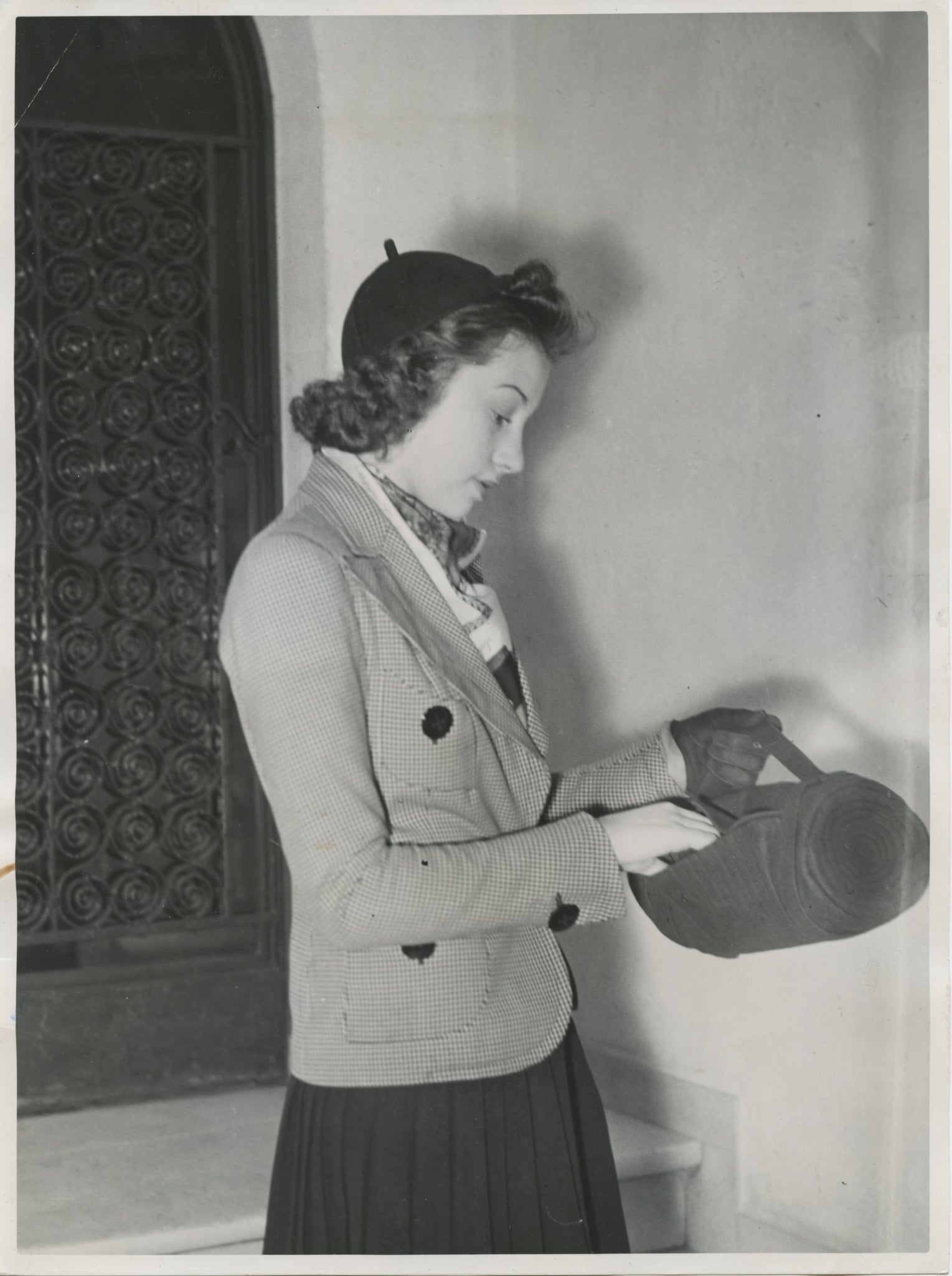 [Lanvin, Jeanne. (1867 - 1946)] Press photograph of female model with Lanvin-designed bag for gas masks, 1939